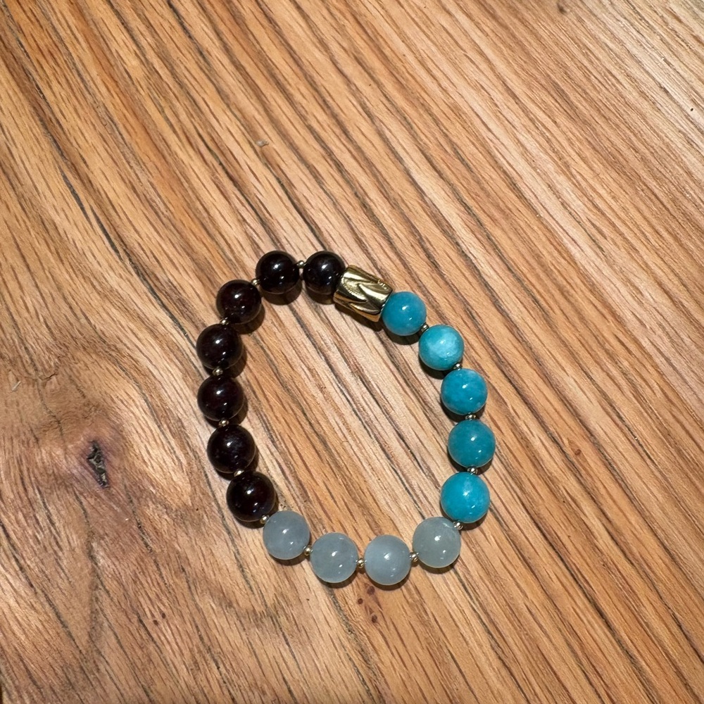 Elegant Beaded Bracelet with Gold Accent